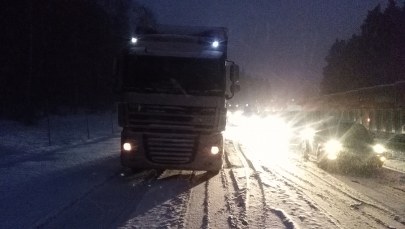 Korki, żółwie tempo i wypadki. Atak zimy na drogach