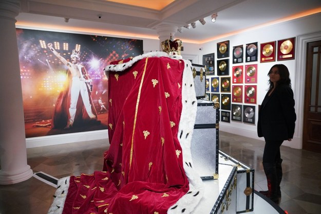 Korona i płaszcz - elementy kostiumu, który lider Queen nosił w czasie jednej z tras koncertowych /YUI MOK /PAP/PA
