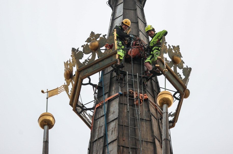 Korona królewska zdejmowana z wieży Bazyliki Mariackiej w Krakowie //Łukasz Gągulski /PAP