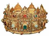 Korona książęca nałożona na relikwiarz hermowy św. Zygmunta, XIII w. /Encyklopedia Internautica
