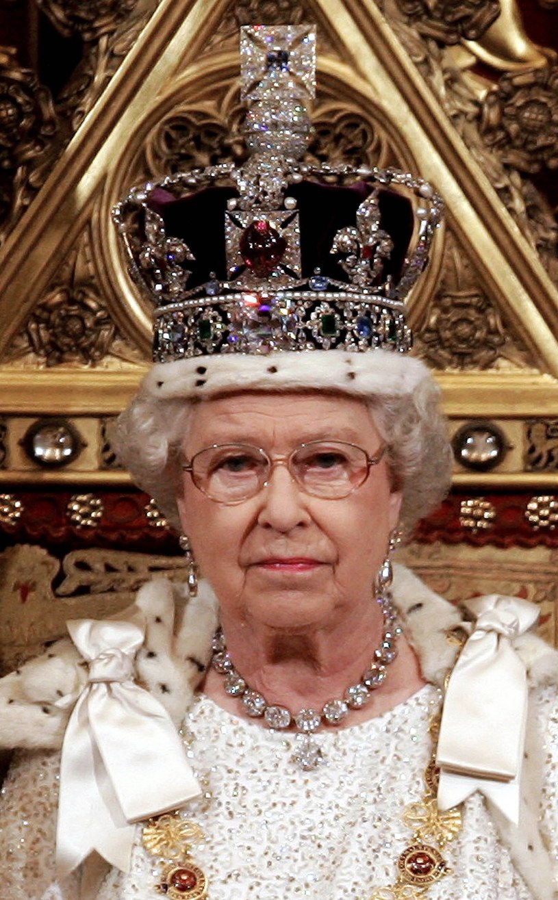 Korona na głowie królowej pierwszy raz pojawiła się  podczas koronacji w 1953 roku. Choć zakłada ją niezwykle rzadko, to stanowi to spore wyzwanie. Korona nie dość, że jest niezwykle drogocenna, to jest również ciężka! /Anwar Hussein /Getty Images