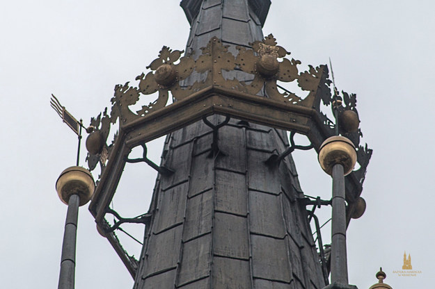 Korona na iglicy wieży /P. Gąsior /