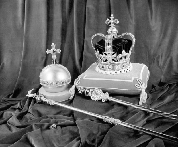 Korona św. Edwarda, berło z krzyżem, berło z gołębiem i królewskie jabłko /Crown Copyright /PAP/PA