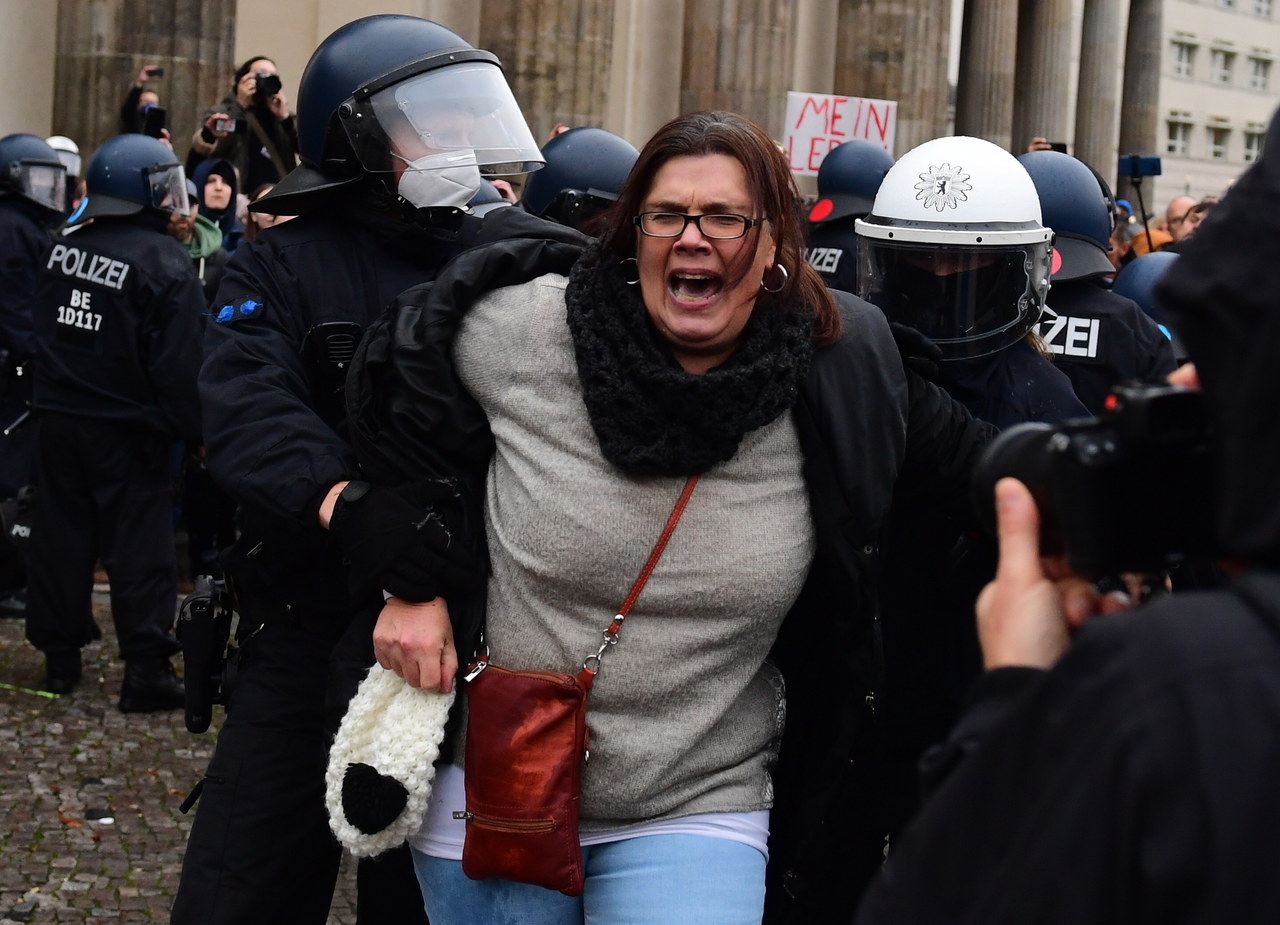 Koronasceptycy starli się z policją w Berlinie. Użyto armatek wodnych