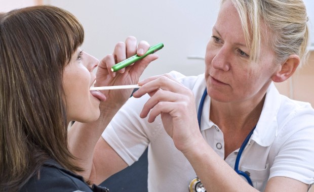 Koronawirus atakuje tkanki jamy ustnej