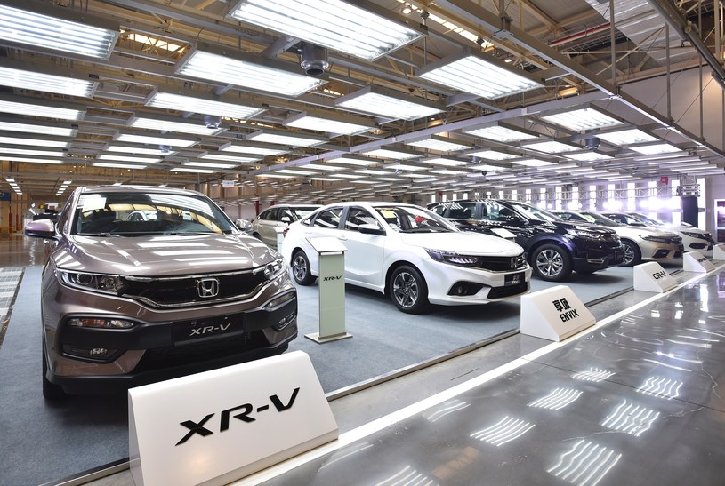 Koronawirus doprowadził do załamania sprzedaży samochodów w Chinach /Getty Images