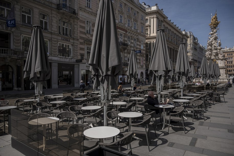 Bransoletki przyspieszą uruchomienie restauracji i hoteli? Hiszpanie zaprezentowali swój pomysł