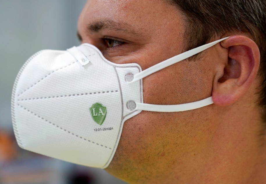 Koronawirus w Niemczech. Jedna z niemieckich firm przekazała milion maseczek FFP 2 dla regionu Nadrenii-Palatynatu /RONALD WITTEK /PAP/EPA