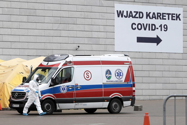 Koronawirus w Polsce. Ambulans przed stadionem PGE Narodowy w Warszawie / 	Leszek Szymański    /PAP