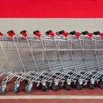 Koronawirus w Polsce. Auchan proponuje zakupy gotowych zestawów bez wchodzenia do sklepu