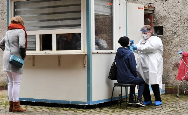 Koronawirus w Polsce. Będą pieniądze na wydłużenie pracy punktów poboru wymazów