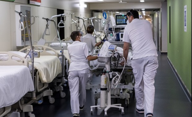 Koronawirus w Polsce. Do tej pory zmarło ponad 8 tys. chorych na Covid-19, dziś ponad 21 tys. zakażeń [NOWE DANE]