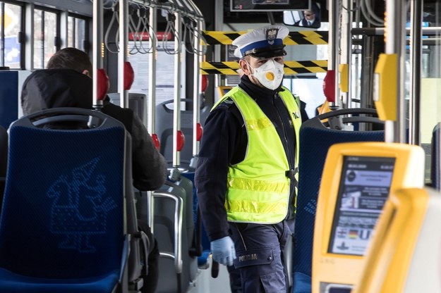 Koronawirus w Polsce. Funkcjonariusze policji w Krakowie, podczas kontroli ilości pasażerów podróżujących autobusami //Łukasz Gągulski /PAP