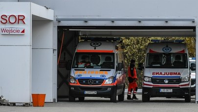 Koronawirus w Polsce. Karetki czekają po sześć godzin przed SOR-ami. "Zatyka się system" 