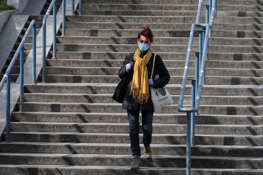 Koronawirus w Polsce. Kobieta w maseczce ochronnej /Paweł Supernak /PAP