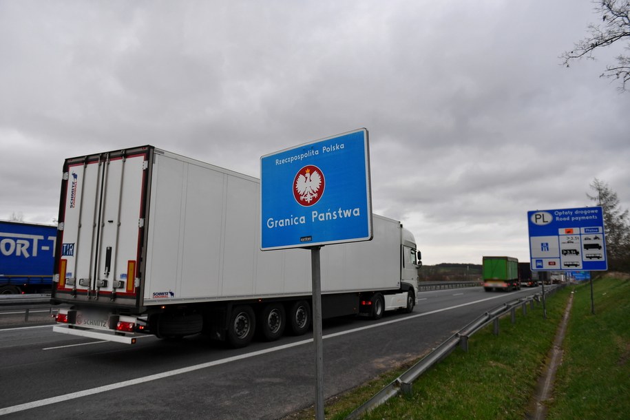 Koronawirus w Polsce. Kolejka ciężarówek na polsko-niemieckiej granicy w Kołbaskowie / 	Marcin Bielecki    /PAP
