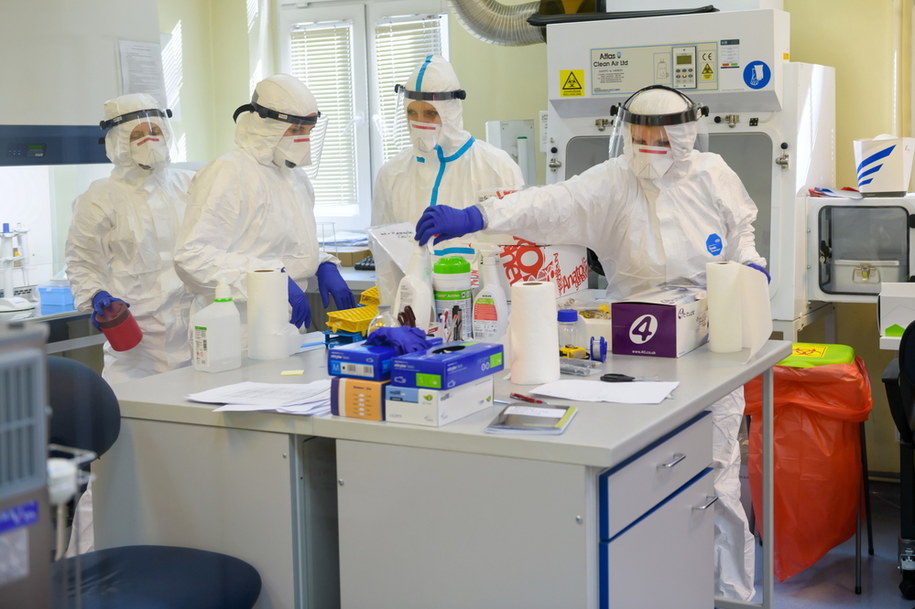 Koronawirus w Polsce. Laboratorium diagnostyczne Wojewódzkiej Stacji Sanitarno-Epidemiologiczjej w Poznaniu, w którym dokonuje się badań próbek na obecność koronowirusa /Jakub Kaczmarczyk /PAP