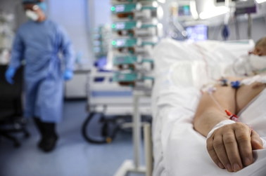 Koronawirus w Polsce. Lekarka z warszawskiego szpitala: Mamy coraz więcej pacjentów z ciężkimi zapaleniami płuc