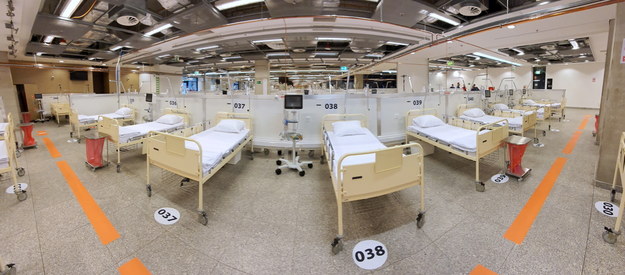 Koronawirus w Polsce. Łóżka dla chorych na Covid-19 przygotowane w szpitalu polowym na Stadionie Narodowym w Warszawie / 	Radek Pietruszka   /PAP