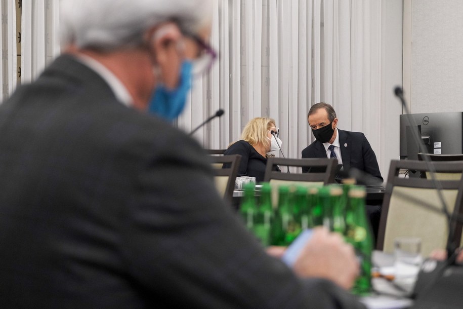 Koronawirus w Polsce. Marszałek Senatu Tomasz Grodzki oraz senator KO Agnieszka Gorgoń-Komor  podczas posiedzenia senackiej Komisji Zdrowia /Mateusz Marek /PAP/EPA