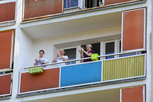 Koronawirus w Polsce. Mieszkańcy osiedla Jana III Sobieskiego w Poznaniu wyszli na balkony i klaszcząc wzięli udział w akcji #BrawoDlaMedyka /Jakub Kaczmarczyk /PAP