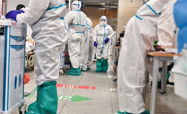 Koronawirus w Polsce. Mimo spadku zakażeń, wciąż dużo zgonów [NOWE DANE]