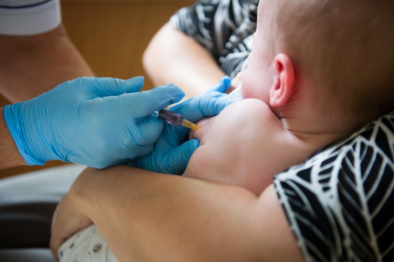 Koronawirus w Polsce. Ministerstwo Zdrowia rekomenduje odroczenie szczepień dzieci