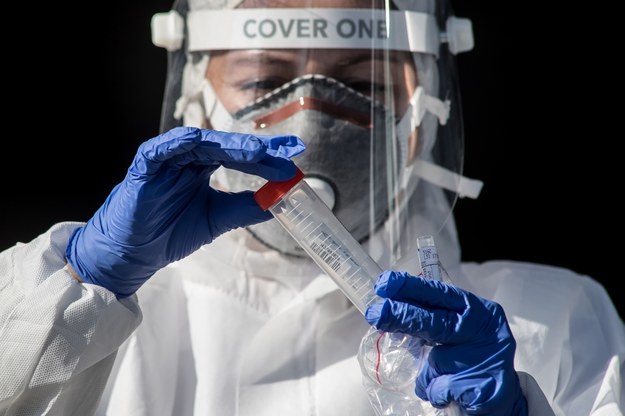 Resort i NFZ obniżają stawki: Laboratoria dostaną mniej pieniędzy za wykonywanie testów na koronawirusa