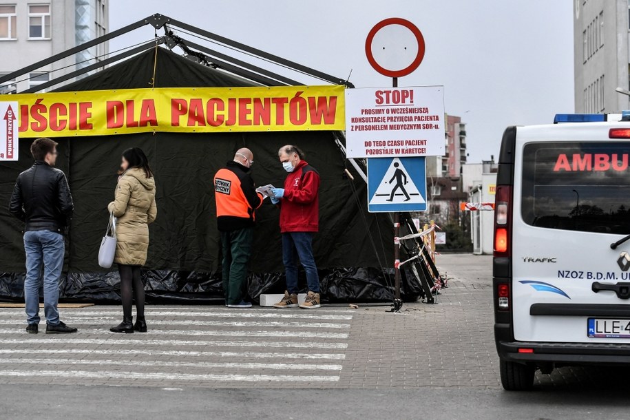 Koronawirus w Polsce. Namiot przed Wojewódzkim Szpitalem Specjalistycznym im. Kardynała Stefana Wyszyńskiego w Lublinie /Wojtek Jargiło /PAP