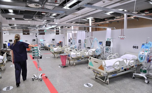 Koronawirus w Polsce. Nie żyje 445 chorych na Covid-19, znów ponad 27 tys. zakażeń [NOWE DANE]