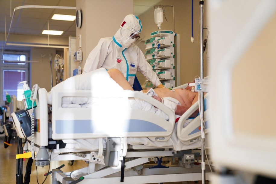 Koronawirus w Polsce. Oddział intensywnej terapii dla pacjentów z koronawirusem w jednoimiennym szpitalu zakaźnym CSK MSWiA w Warszawie 18 bm. / 	Leszek Szymański    /PAP