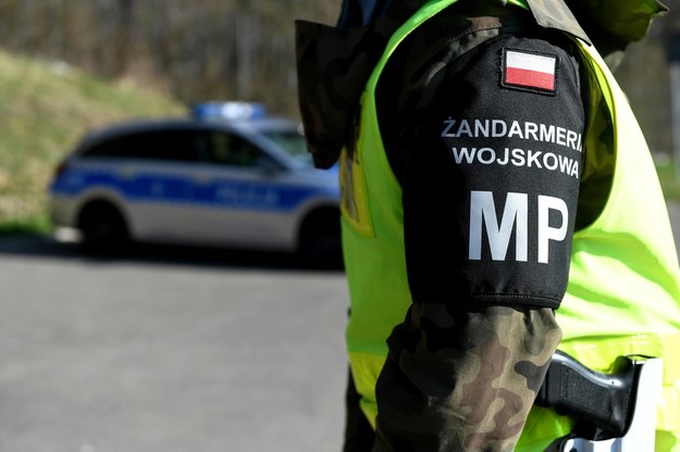 Koronawirus w Polsce. Patrol ruchu drogowego składający się z policjanta i żołnierza Żandarmerii Wojskowej w Przemyślu, 2 kwietnia 2020 /Darek Delmanowicz /PAP