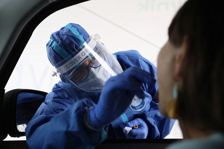 Koronawirus w Polsce. Pobieranie wymazu do badania na obecność SARS-CoV-2 w specjalnym mobilnym punkcie pobrań typu "Drive&Go-Thru" w Warszawie / 	Leszek Szymański    /PAP