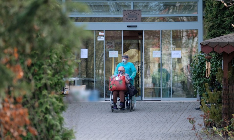 Koronawirus w Polsce. Podopieczni Domu Pomocy Społecznej Kombatant w Bytomiu / 	Andrzej Grygiel    /PAP