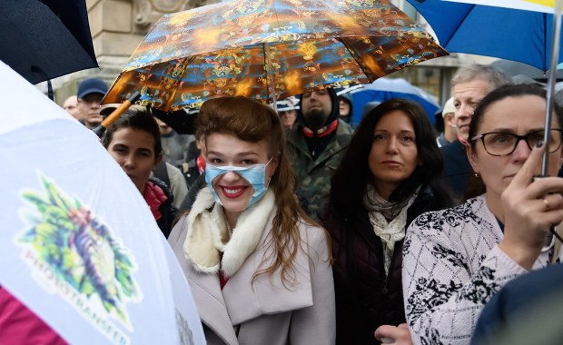 Koronawirus w Polsce. Policja bezwzględna ws. braku maseczek: Liczba mandatów wzrosła 10-krotnie