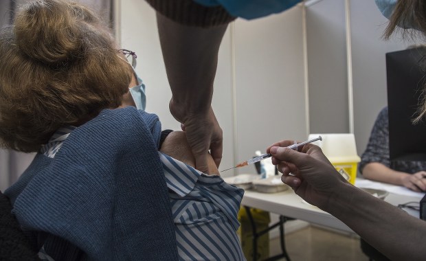 Koronawirus w Polsce. Ponad 13,5 tys. zakażeń, coraz więcej zajętych łóżek i respiratorów [NOWE DANE]