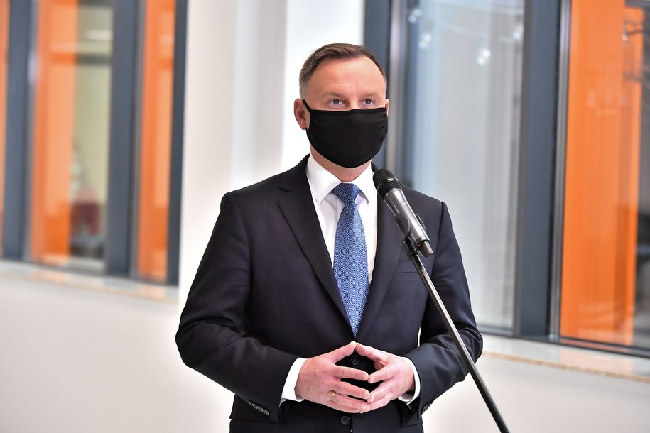 Koronawirus w Polsce. Prezydent RP Andrzej Duda podczas wizyty w Centrum Badawczo-Rozwojowym Celon Pharma S.A. w Kazuniu Nowym /Andrzej Lange /PAP