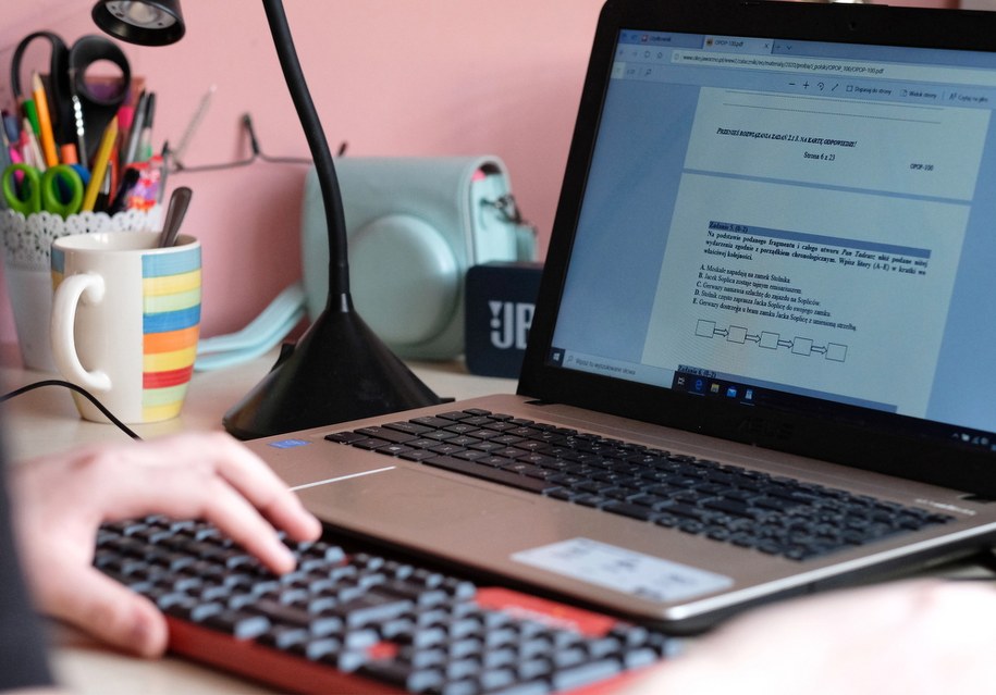 Koronawirus w Polsce. Próbny egzamin ósmoklasisty w warunkach domowych / 	Andrzej Grygiel    /PAP