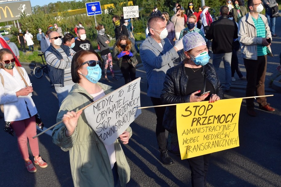 Koronawirus w Polsce. Protest lekarzy, pielęgniarek, rehabilitantów oraz opiekunów osób starszych na przejściu granicznym w Lubieszynie / 	Marcin Bielecki    /PAP