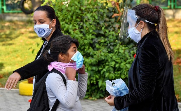 Koronawirus w Polsce: Resort zdrowia nie spieszy się z nowymi restrykcjami. Mimo kolejnych rekordów zakażeń