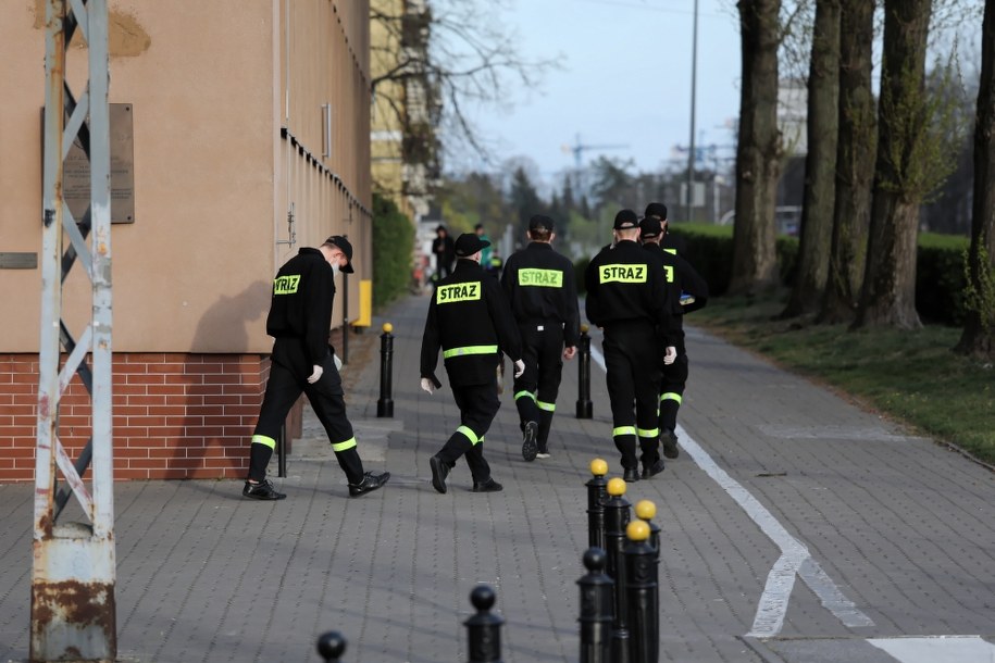 Koronawirus w Polsce. Strażacy pod siedzibą Szkoły Głównej Służby Pożarniczej w Warszawie / 	Tomasz Gzell    /PAP