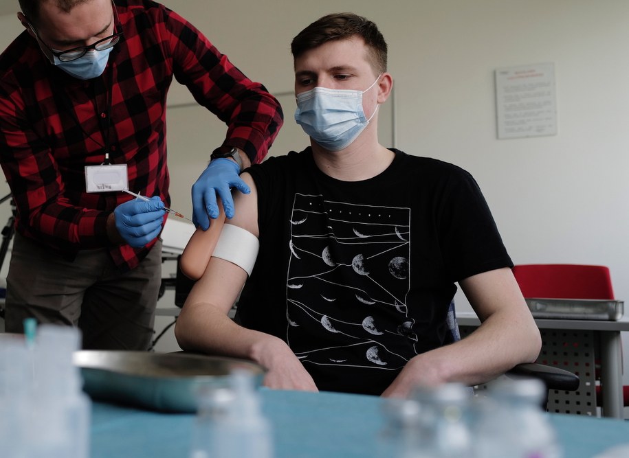 Koronawirus w Polsce. Szkolenie dla farmaceutów, diagnostów laboratoryjnych i fizjoterapeutów na Śląskim Uniwersytecie Medycznym w Katowicach /Andrzej Grygiel /PAP