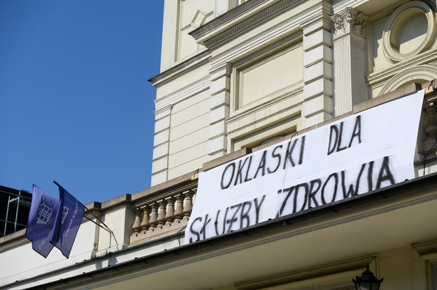 Koronawirus w Polsce. Transparent „Oklaski dla służby zdrowia” pojawił się 7 bm. na elewacji Teatru Polskiego w Poznaniu w ramach akcji #BrawoDlaMedyka /Jakub Kaczmarczyk /PAP