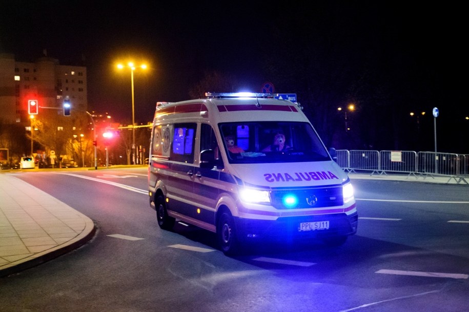 Koronawirus w Polsce. Transport podopiecznych oddziału paliatywnego szpitala w Pleszewie /Jakub Kaczmarczyk /PAP