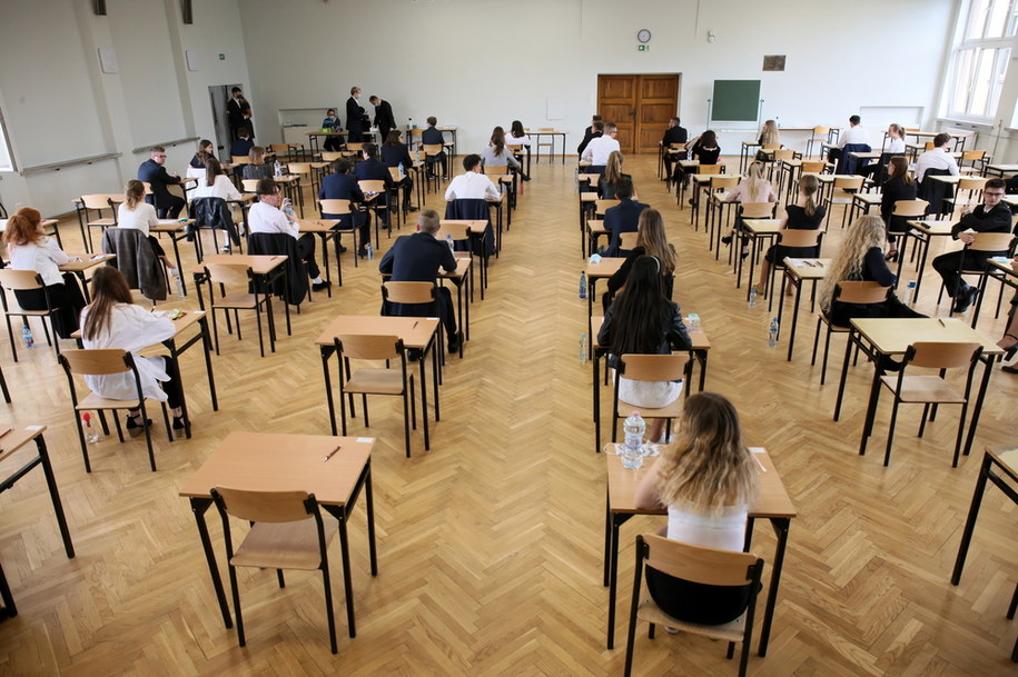 Koronawirus w Polsce. Uczniowie I LO im T. Kościuszki w Gorzowie Wielkopolskim przed rozpoczęciem egzaminu maturalnego / 	Lech Muszyński    /PAP