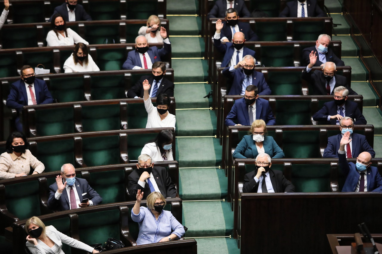Koronawirus w Polsce. W nocnych głosowaniach Sejm odrzucił część poprawek Senatu do ustawy covidowej
