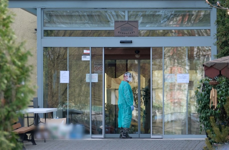 Koronawirus w Polsce. Wejście do Domu Pomocy Społecznej Kombatant w Bytomiu / 	Andrzej Grygiel    /PAP