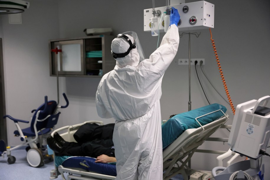 Koronawirus wciąż jest groźny / 	Leszek Szymański    /PAP