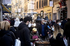 Koronawirus we Włoszech: Tłumy na ulicach i w historycznym centrum