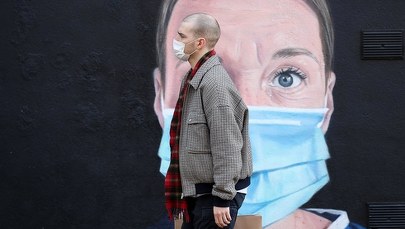 Koronawirusem zakaża się przeciętnie połowa domowników